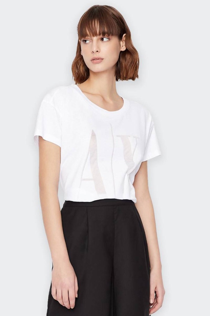 t-shirt Armani Exchange da donna bianca con macro logo tono su tono ideale per ogni tuo outfit casual o streetwear. Vestibilità 