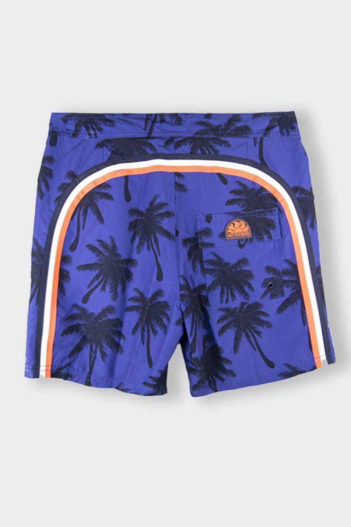 Men's short swimming costume with palm print. Iconic back pocket with embroidered rainbow logo. Contrasting tie fastening. Quick