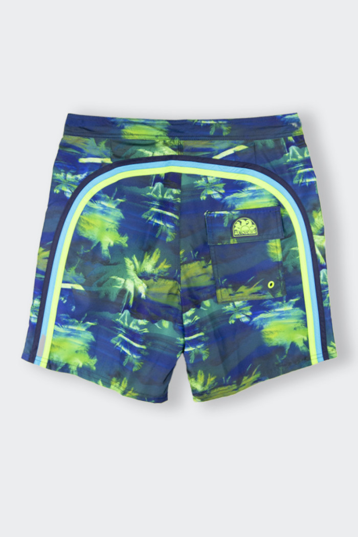 Short men's swimming costume with print. Iconic back pocket with embroidered rainbow logo. Contrasting tie fastening. Quick-dryi