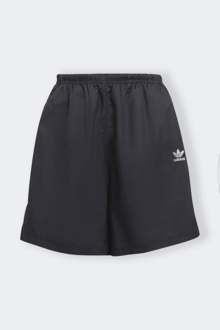 Sort shorts with elastic waist. Featuring the logo and iconic side stripes. Comfortable and comfortable, ideal for sports or for