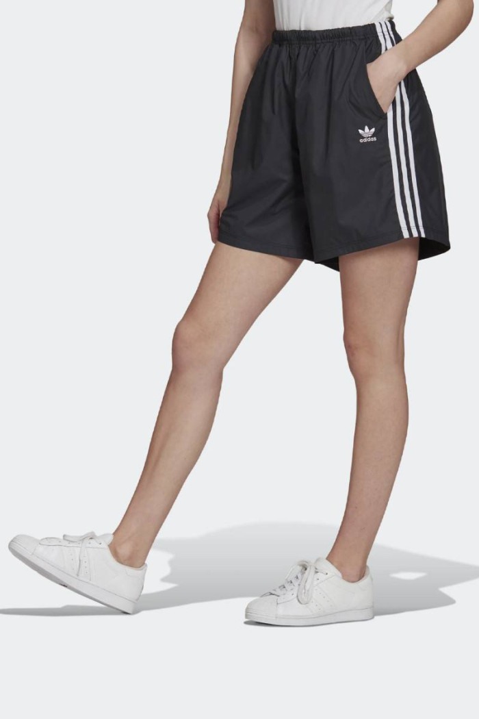 Pantaloncini Adidas sportivi da donna elasticizzati in vita. Caratterizzati dal logo e dalle iconiche strisce laterali. Comodi e