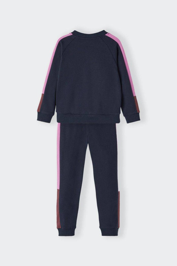 girls' regular fit tracksuit set. Plush cardigan with zip fastening and zip guard with contrasting print on the front. Trousers 