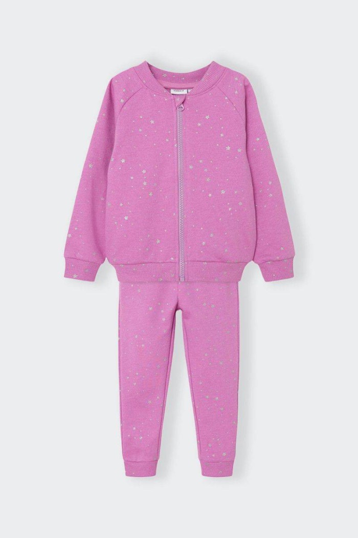 girls' regular fit tracksuit set. Plush cardigan with zip fastening and zip guard with star-inspired print all over. Trousers wi