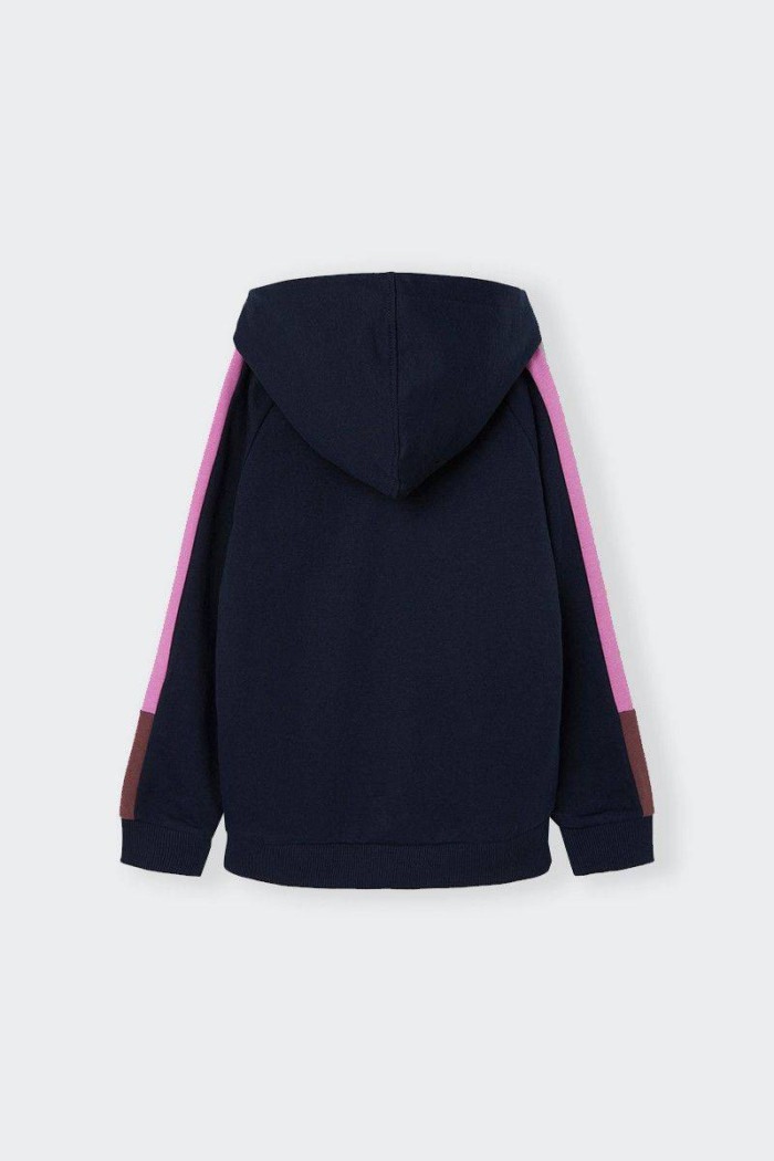 Welcome cool, comfortable sweatshirts into your child's wardrobe and create a trendy, relaxed look. Practical zip fastener and h