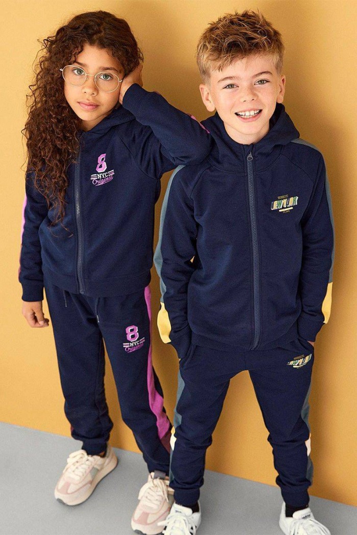 Regular fit sweatpants for children/teenagers. Adjustable drawstring waist and handy side pockets. Stretch ribbed hem and contra