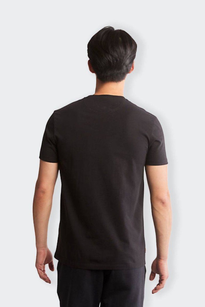 T-shirt Timberland da uomo in 100% cotone biologico. Modello dalla moderna vestibilità slim, con logo ricamato sul petto per un 