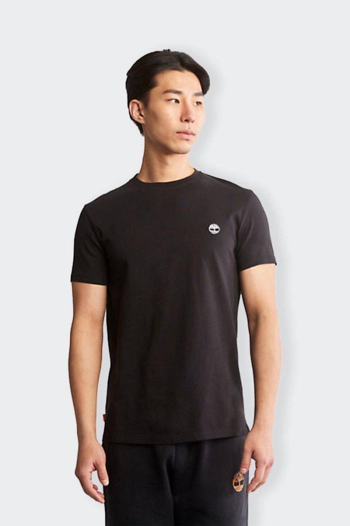 T-shirt Timberland da uomo in 100% cotone biologico. Modello dalla moderna vestibilità slim, con logo ricamato sul petto per un 