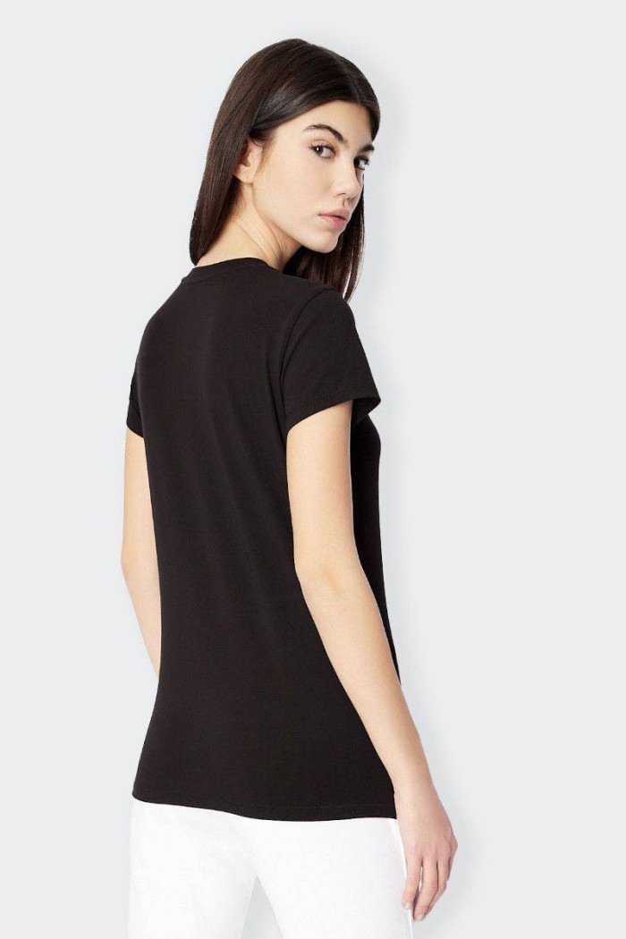 t-shirt Armani Exchange slim fit nera da donna in tessuto jersey elasticizzato. girocollo e logo patch sul punto cuore. Essenzia
