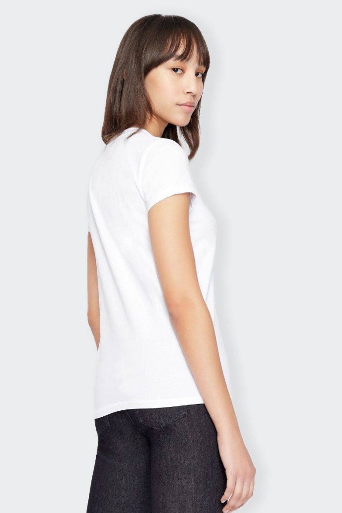 t-shirt bianca slim fit da donna in tessuto jersey elasticizzato. girocollo e logo patch sul punto cuore. Essenziale e facile da