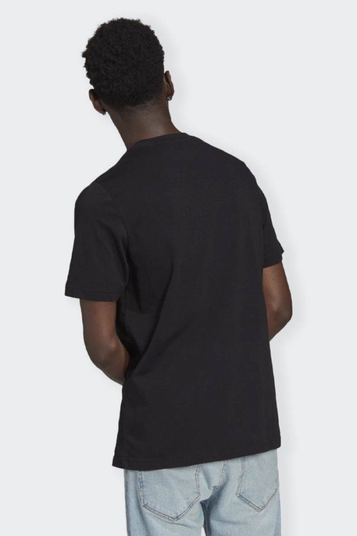 Il ricamo esalta lo stile minimalista di questa t-shirt Adidas da uomo. Il morbido cotone e la vestibilità regolare sono perfett