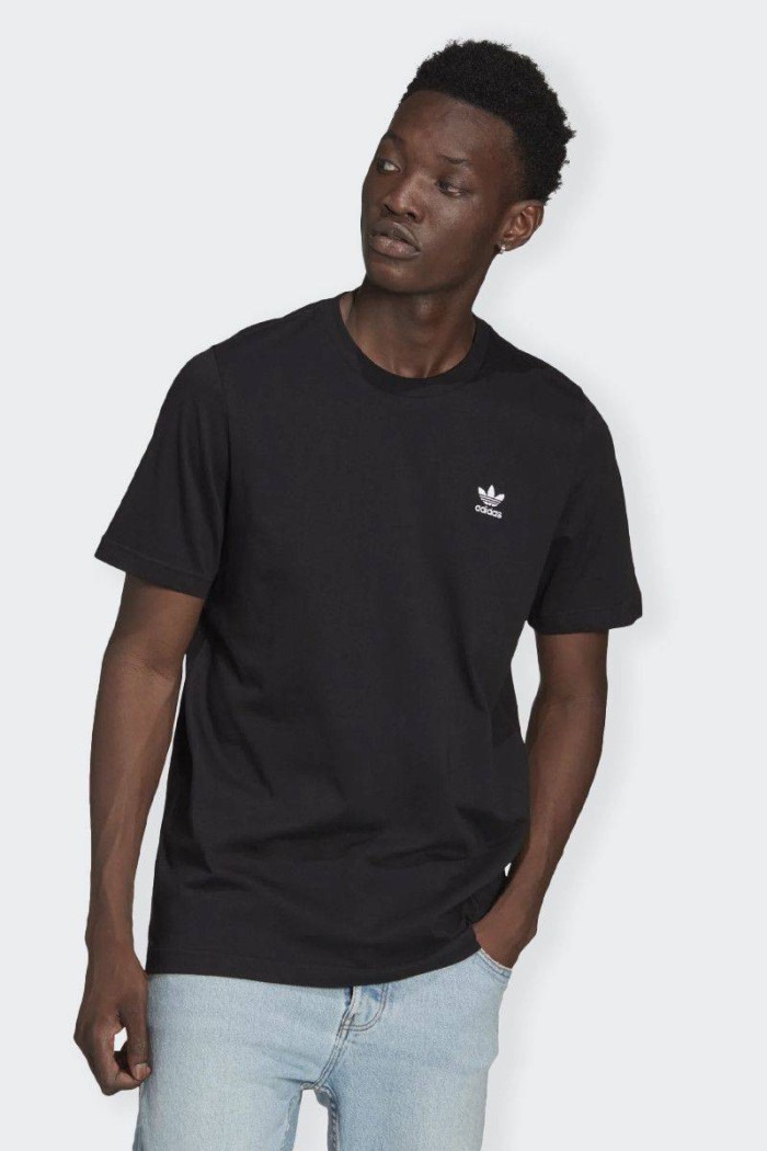Il ricamo esalta lo stile minimalista di questa t-shirt Adidas da uomo. Il morbido cotone e la vestibilità regolare sono perfett