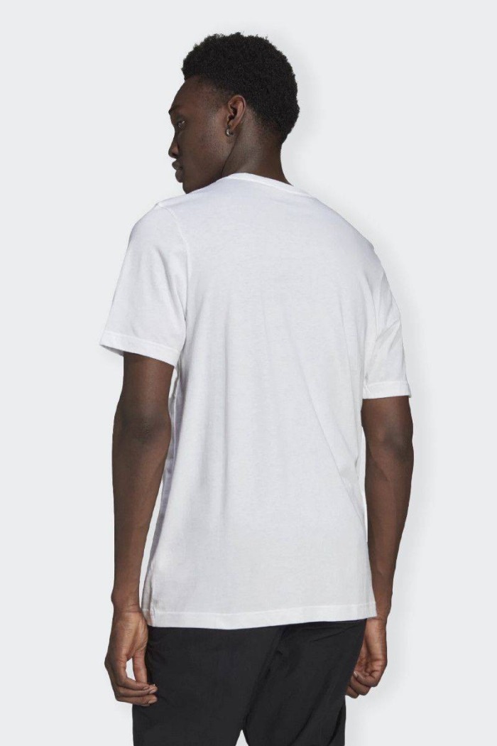 Il ricamo esalta lo stile minimalista di questa t-shirt Adidas da uomo. Il morbido cotone e la vestibilità regolare sono perfett
