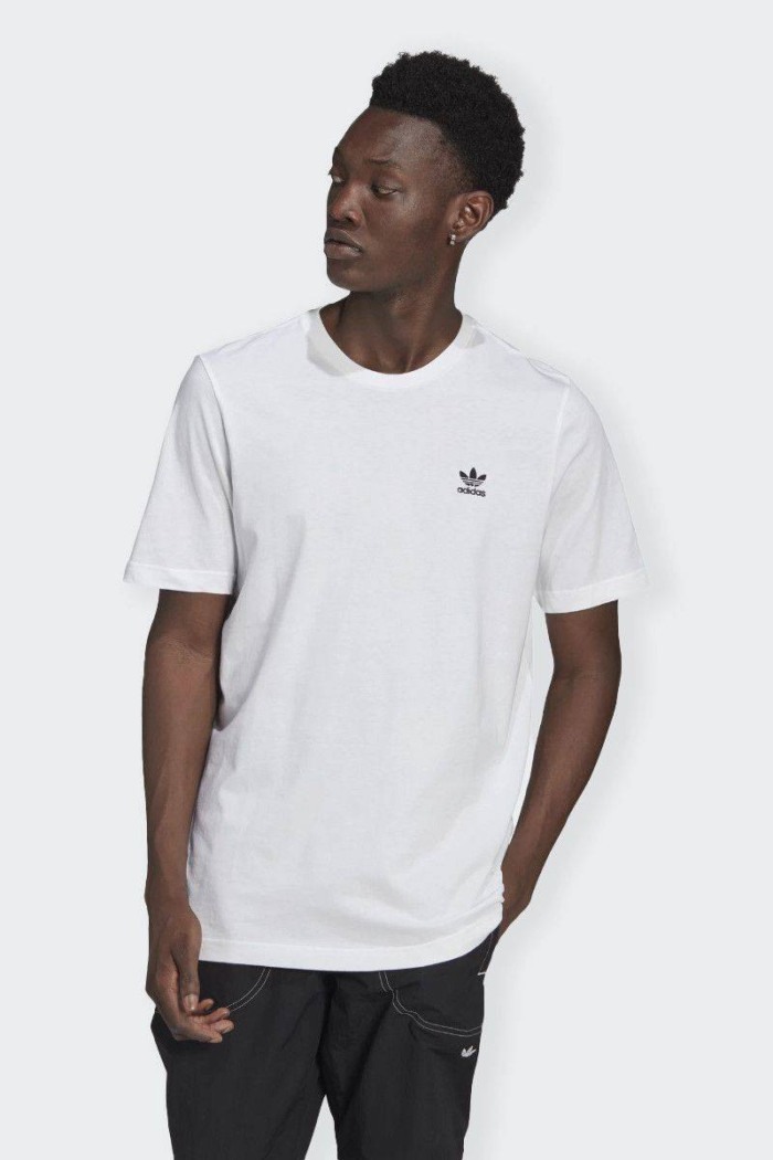The embroidery enhances the minimalist style of this men's t-shirt. The soft cotton and regular fit are perfect for every day. A