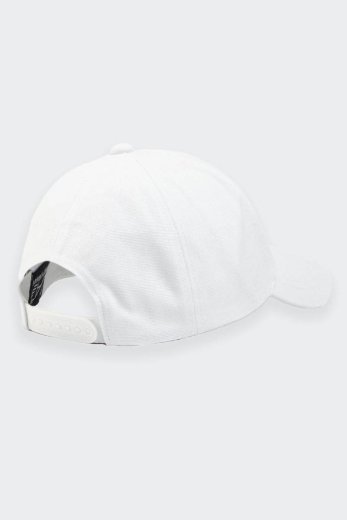 Sporty and casual, this baseball-style hat with visor can be used how and when you want. The shiny logo effect gives it the uniq