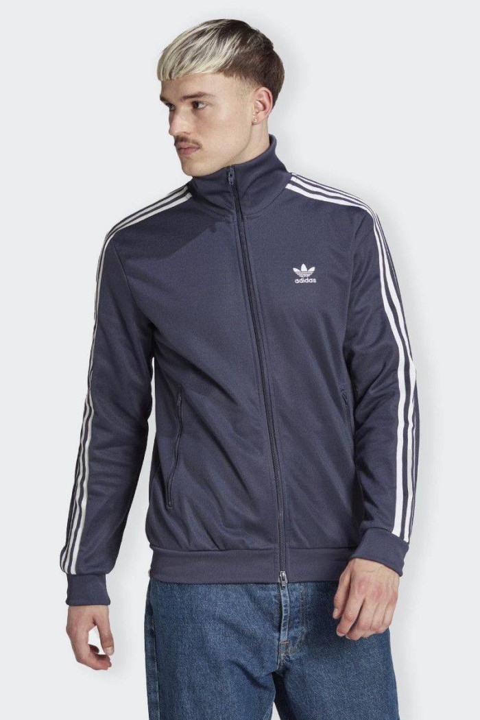 The men's track jacket is without doubt one of the most iconic adidas designs ever. Slim cut, practical full zip collar and zipp
