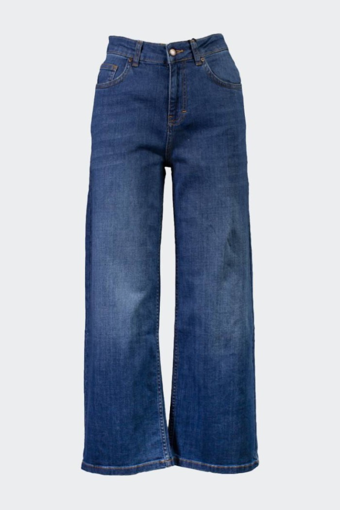 Jeans a palazzo da donna con vita alta. Presentano due tasche anteriori e due posteriori, doppia chiusura con zip e bottone e cu
