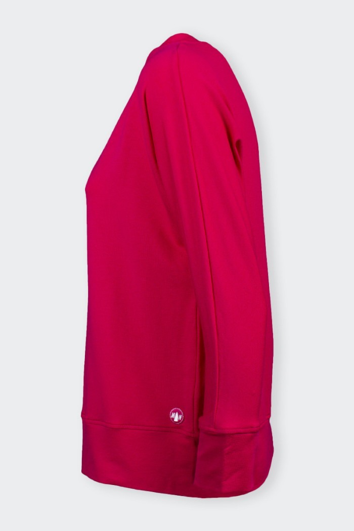 Fucsia Oversized long-sleeved sweater. Featuring double back stitching and embroidered patch on the side. Warm and comfortable t