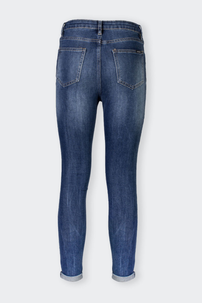 Jeans Romeo Gigli da donna slim fit a vita alta. Caratterizzati dai lavaggi altezza coscia e piccoli strappi. Tasche frontali e 
