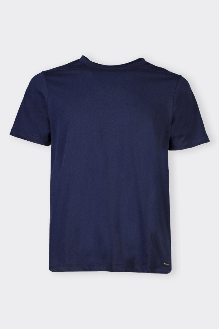 Men’s short-sleeved t-shirt. Essential garment, ideal to wear alone or under winter sweatshirts. Regular fit.