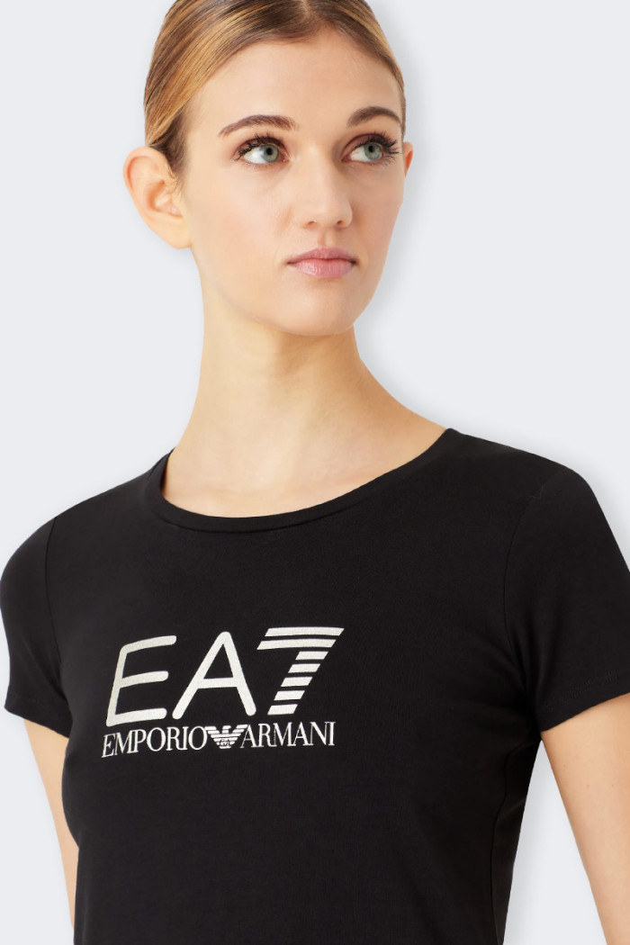 maglietta Emporio Armani EA7 da donna slim fit a maniche corte essenziale e semplice, realizzata in morbido cotone stretch, impr