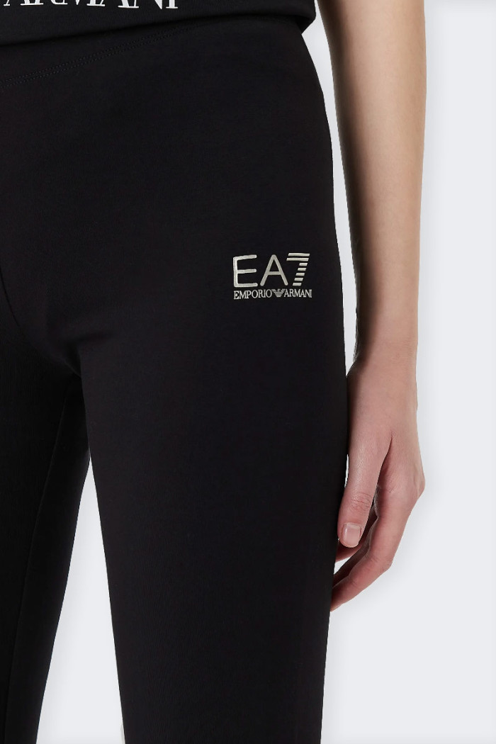 Linee asciutte e slim per questi leggings Emporio Armani EA7 in cotone elasticizzato, pensati per accompagnare con stile e comfo