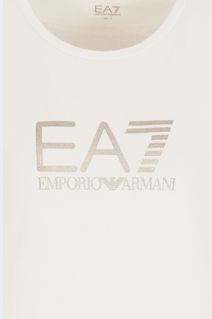 t-shirt Emporio Armani EA7da donna essenziale e semplice, realizzata in morbido cotone stretch, impreziosita dal maxi logo sul p