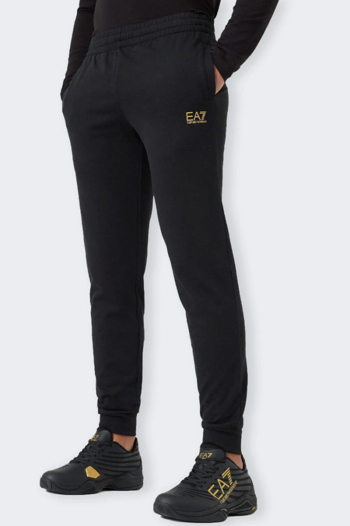 Pantaloni tuta Emporio Armani EA7 da uomo neri/oro jogger morbidi e leggeri, perfetti per assicurarti il massimo del comfort sia