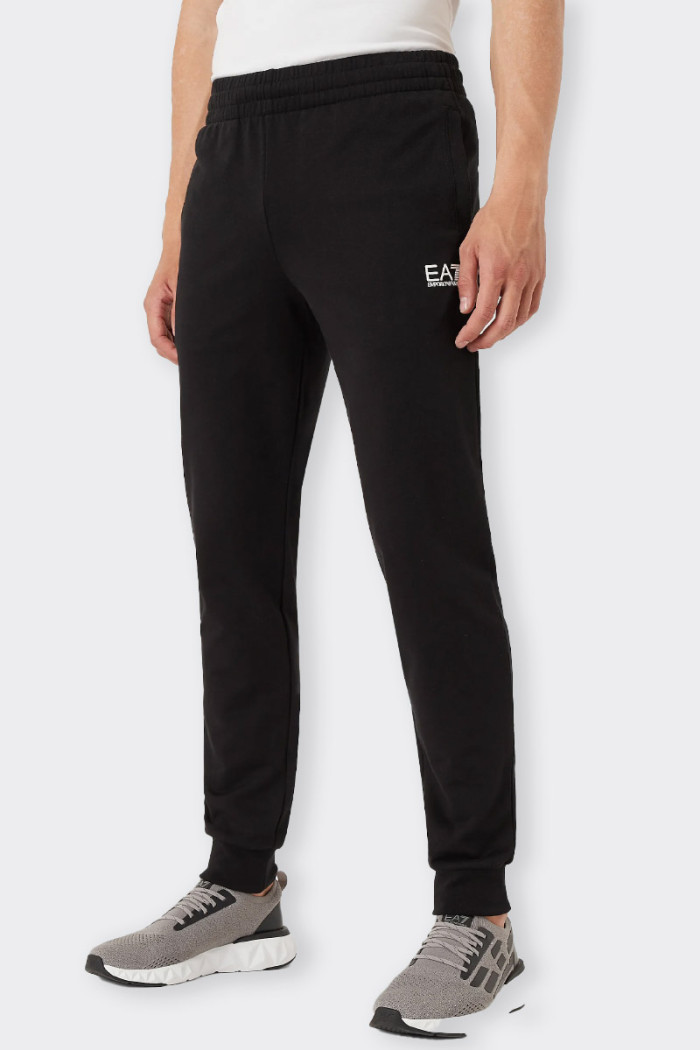 Pantaloni tuta Emporio Armani EA7 da uomo jogger neri/bianca morbidi e leggeri, perfetti per assicurarti il massimo del comfort 