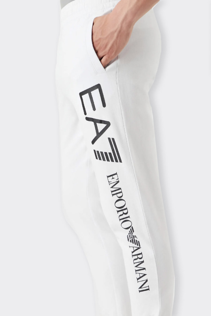 white men's 100% cotton sweatpants ideal for leisure to outdoor training. two side pockets and one back pocket. slim fit.
