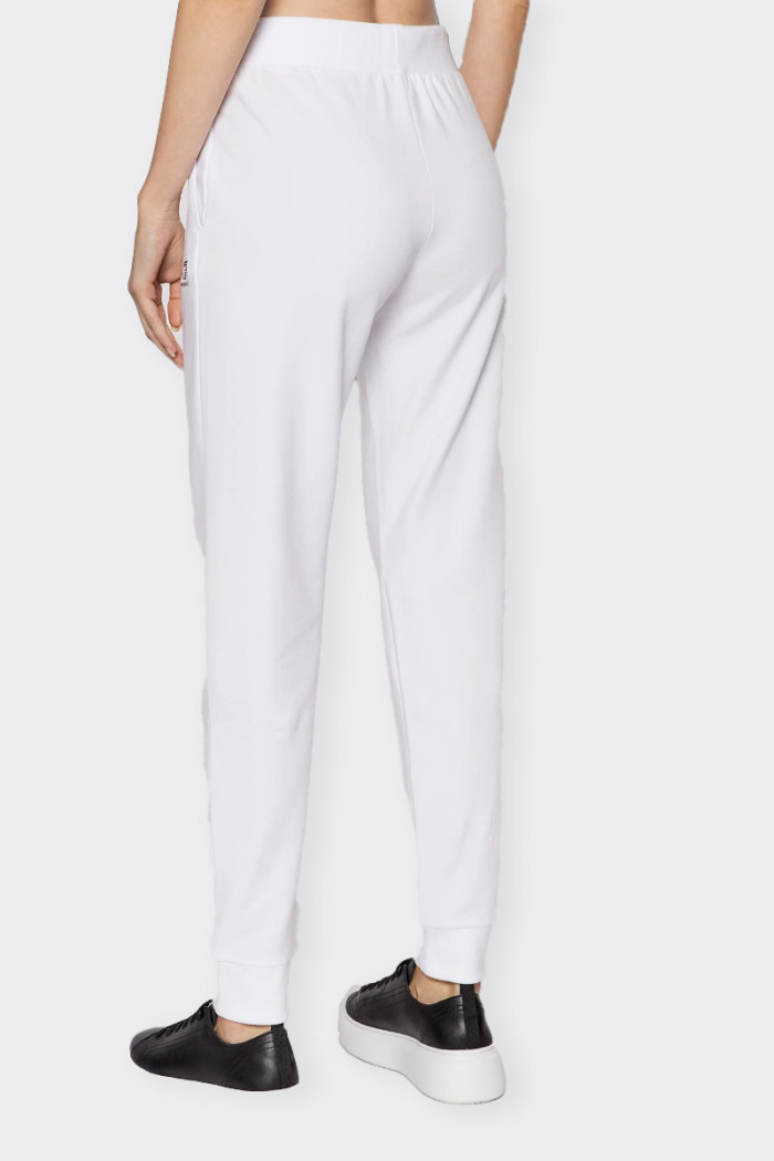 Women's white sweatpants with comfort and dynamic style to ensure your comfort during sports and relaxing moments. The joggers m