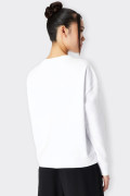 White 100% cotton women's sweatshirt with summer fleece interior. Contrasting maxi logo on the front for a casual and street loo