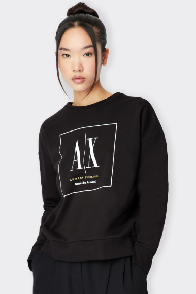 Black 100% cotton women's sweatshirt with summer fleece interior. Contrasting maxi logo on the front for a casual and street loo