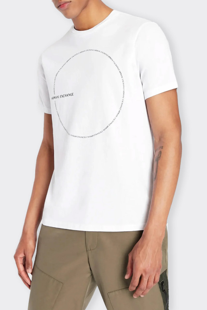 Men's white short-sleeve T-shirt made of soft, cool cotton. Circular logo on the front for a distinctly urban and street look. R