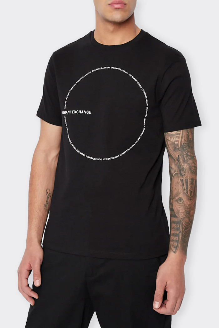 Men's black short-sleeve T-shirt made of soft, cool cotton. Circular logo on the front for a distinctly urban and street look. R
