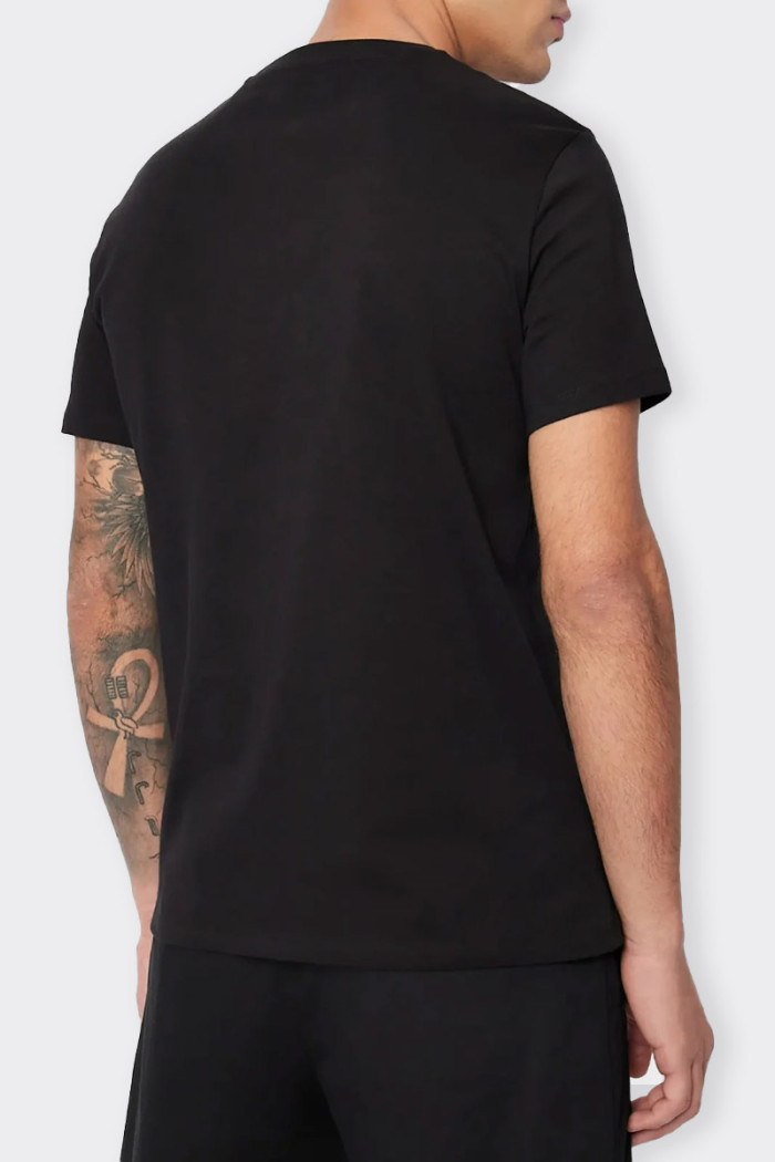 Men's black short-sleeve T-shirt made of soft, cool cotton. Circular logo on the front for a distinctly urban and street look. R