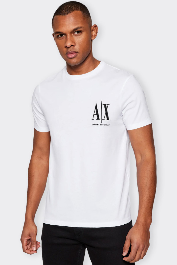 maglietta Armani Exchange da uomo a maniche corte in 100% cotone con logo ricamato sul punto cuore. semplice, essenziale in ogni