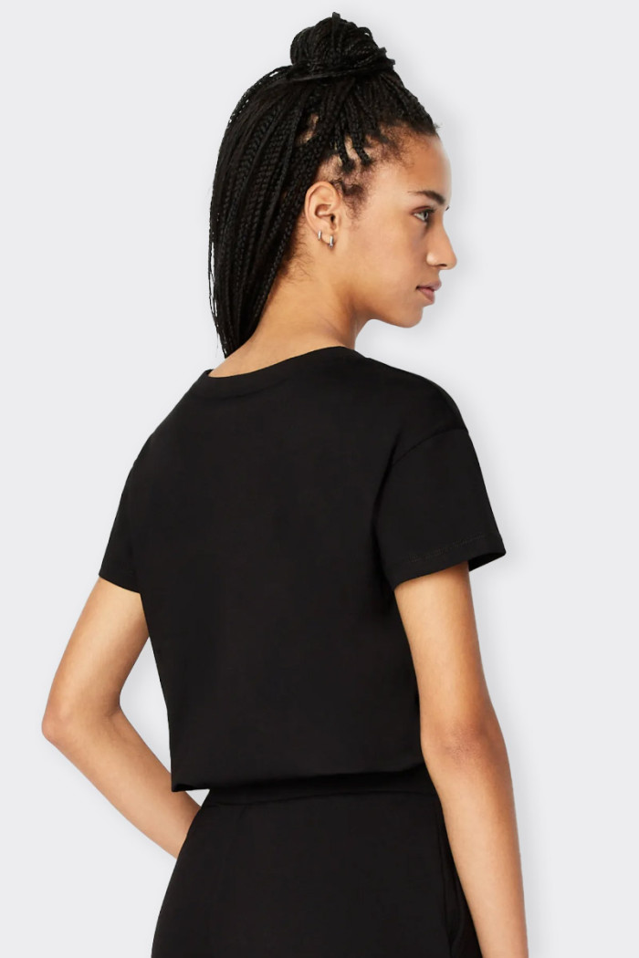 maglietta nera a maniche corte da donna in cotone con maxi logo sul fronte. Ideale per i tuoi look casual e facilmente abbinabil