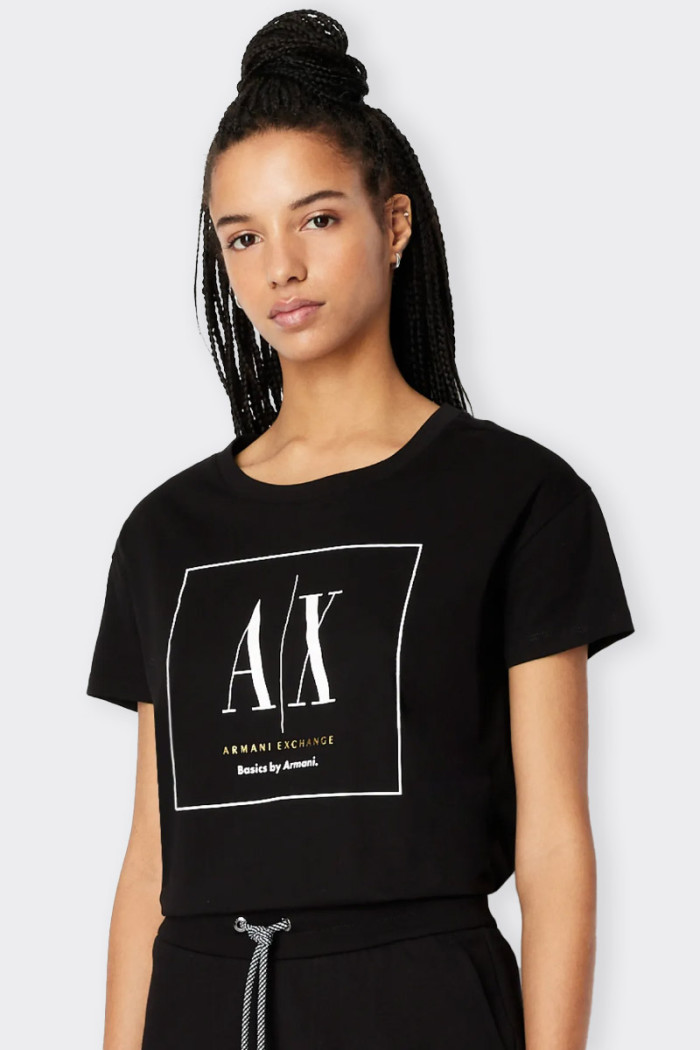 Black women's short-sleeved cotton T-shirt with maxi logo on the front. Ideal for your casual looks and easily paired with a col