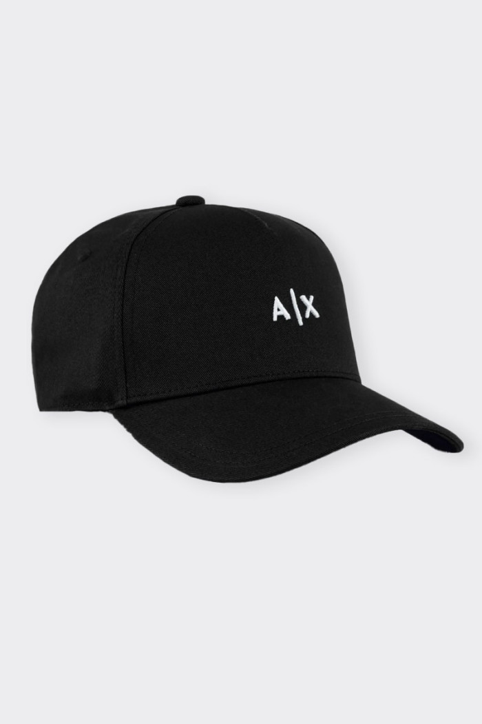 Black baseball-style visor cap with embroidered small logo on the front and practical adjustable closure. Ideal for finishing yo