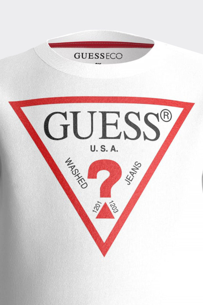 Con un collo rotondo e maniche corte, questa maglietta Guess ha una vestibilità regolare e un tessuto in jersey confortevole. Il