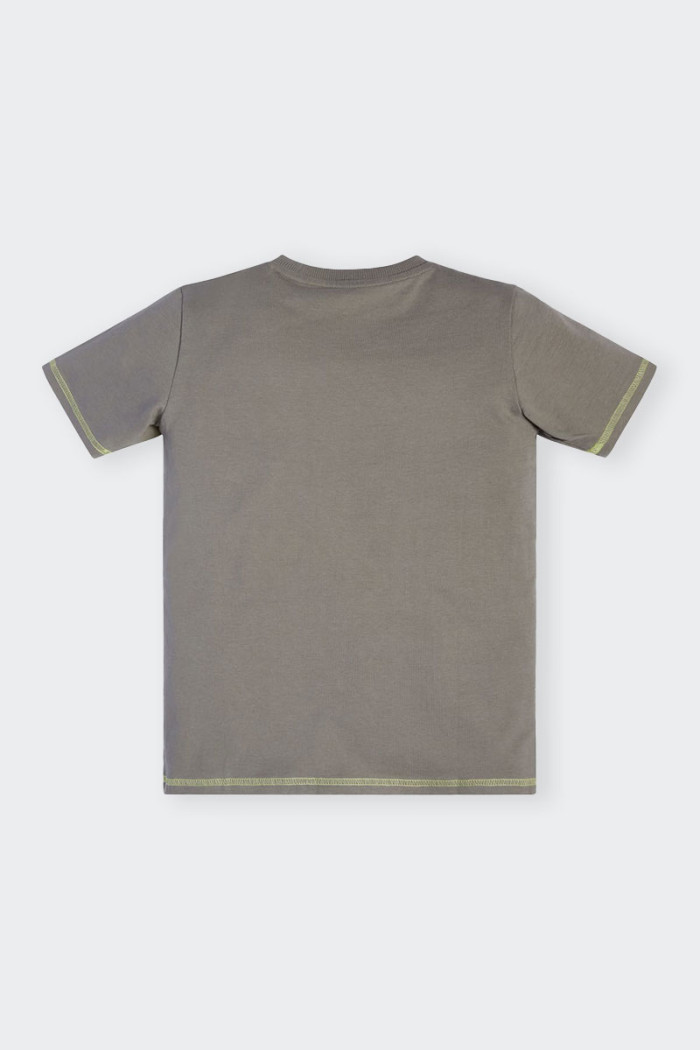 maglietta Guess in cotone a maniche corte per bambino e ragazzo. Logo triangolo effetto street stampato sul fronte. Ideale per i