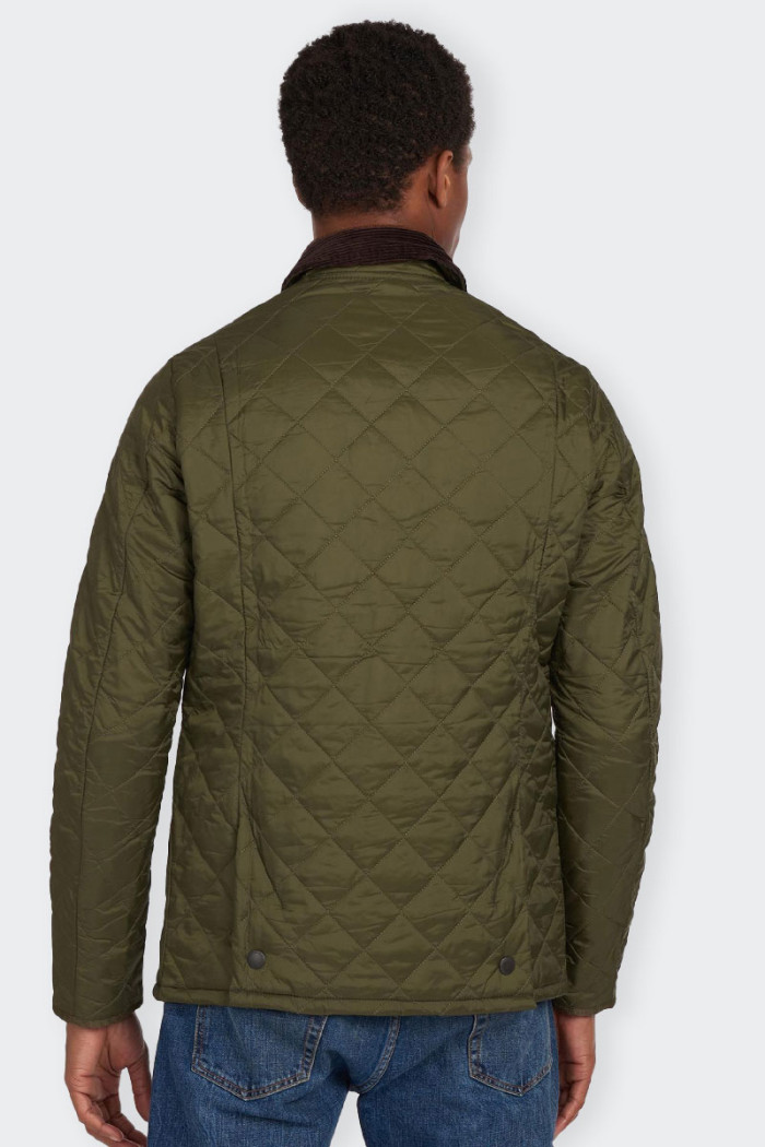giacca Barbour da uomo realizzato con un esterno sintetico resistente al vento, trapuntato su una calda ovatta e un resistente i