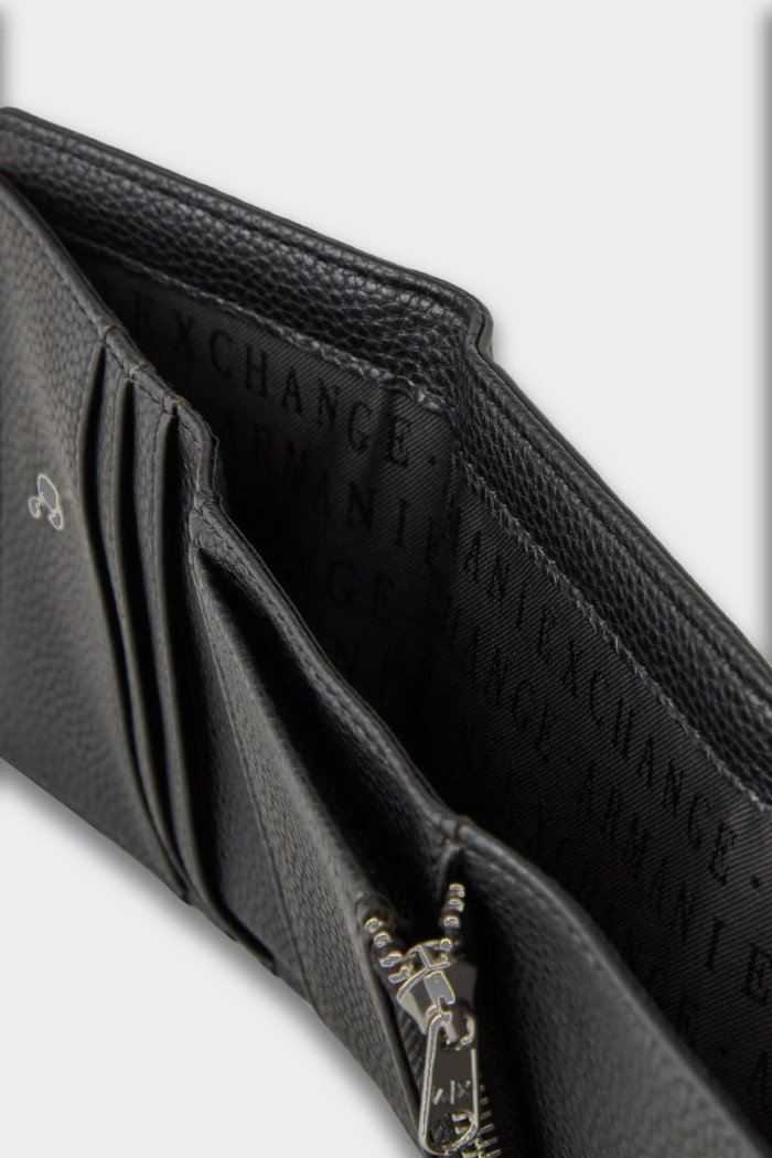 portafoglio Armani Exchange mini da donna con bottoni a clip automatici e Tasche interne.
Dimensione: 11x11x3 cm