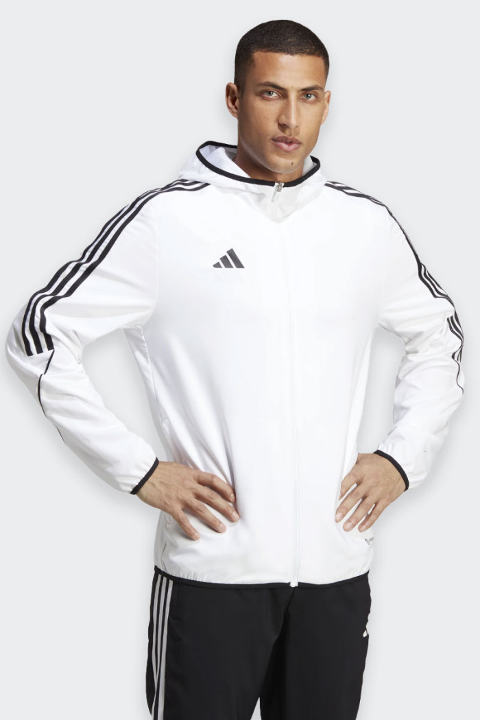 giacca a vento Adidas da uomo con cappuccio dal taglio sportivo. Chiusura centrale a zip e comode tasche laterali. Tecnologia ae