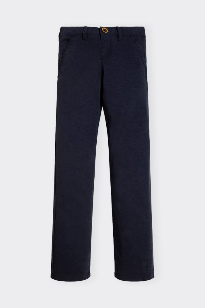 Navy blue cotton pants for children with a medium waist and straight leg. Chino style with front and back pockets. Zipper and bu