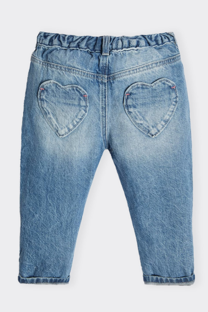 jeans Guess in cotone per neonata e bambina dal taglio morbido. Chiusura con bottone e cerniera lampo e taglio classico 5 tasche
