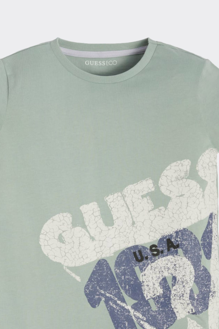 Green short-sleeved T-shirt for boys and girls made of 100% cotton. Crew neck and contrasting print on the front. Ideal for any 