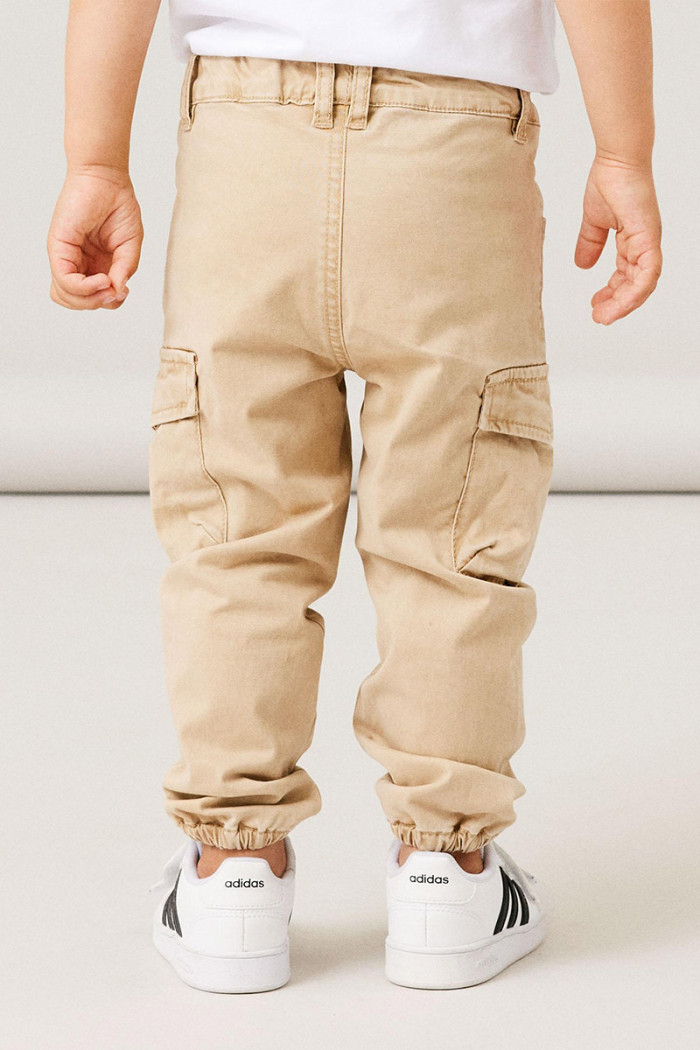 Cotton cargo pants for children. Regular waist and soft cut on legs. Iconic cargo pockets with front and back taches. Belt loops