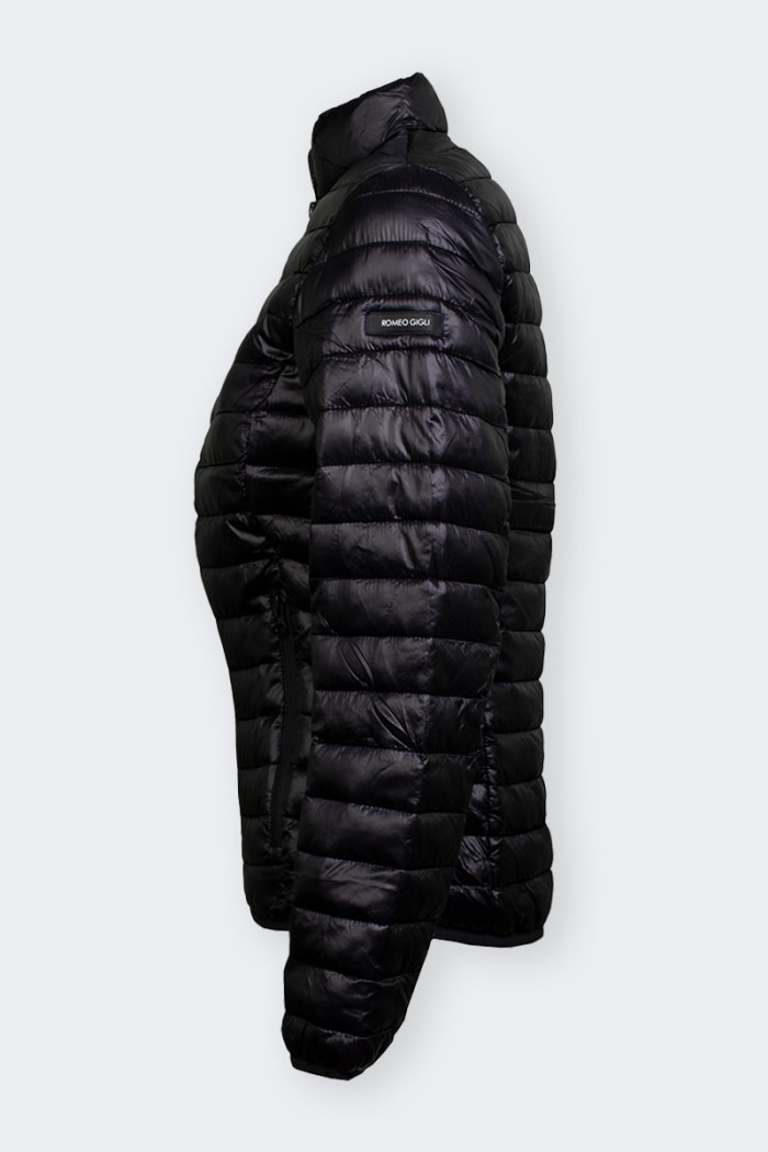 Black Women’s down jacket 100 grams windproof and rain. Featuring practical front pockets with zip and interior for the most pre