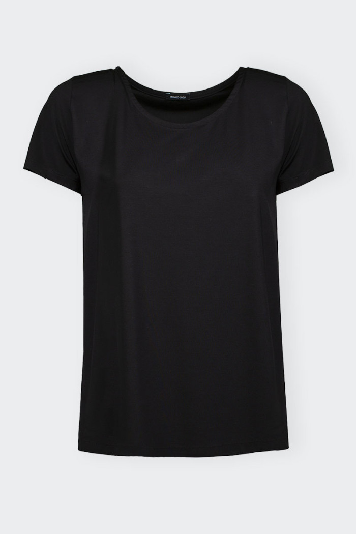 Black Women’s short-sleeved t-shirt with a soft fit. Made of lightweight and comfortable technical fabric. It has a wide crew ne